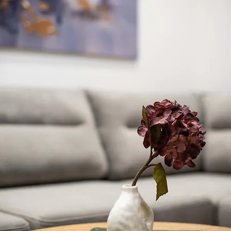 With Skanderbeg Square View Appartamento *