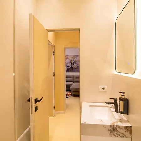 With Skanderbeg Square View ティラナ